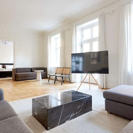 Moderen And Sleek 3Br With Bath By The Lakes And Metro Kopenhagen Bagian luar foto