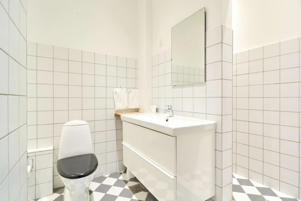 Moderen And Sleek 3Br With Bath By The Lakes And Metro Kopenhagen Bagian luar foto
