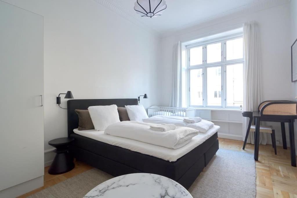 Moderen And Sleek 3Br With Bath By The Lakes And Metro Kopenhagen Bagian luar foto
