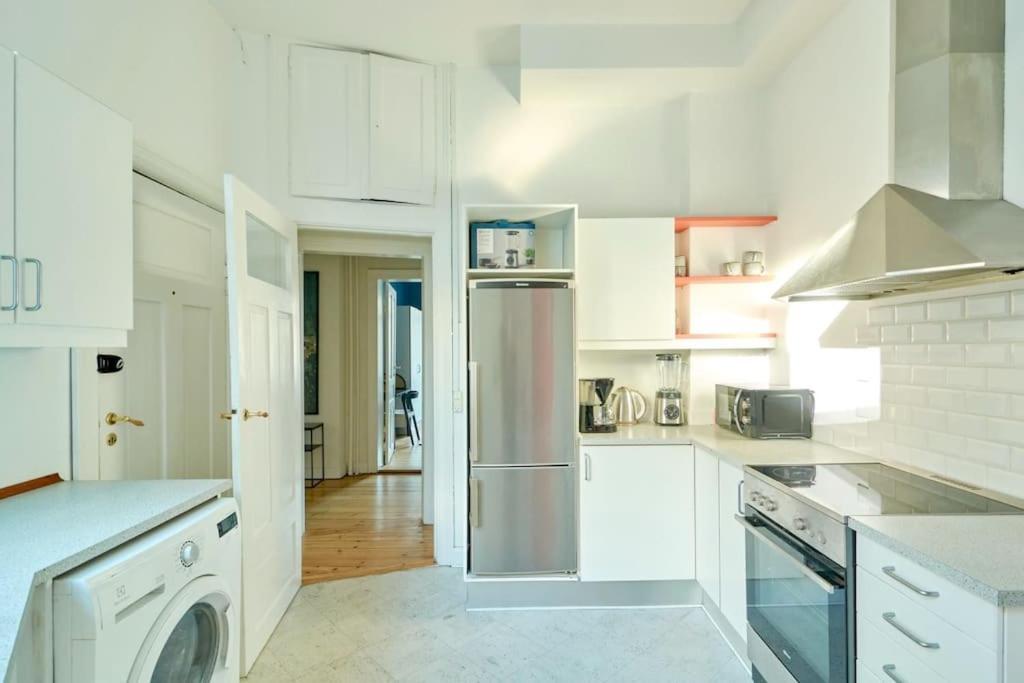 Moderen And Sleek 3Br With Bath By The Lakes And Metro Kopenhagen Bagian luar foto
