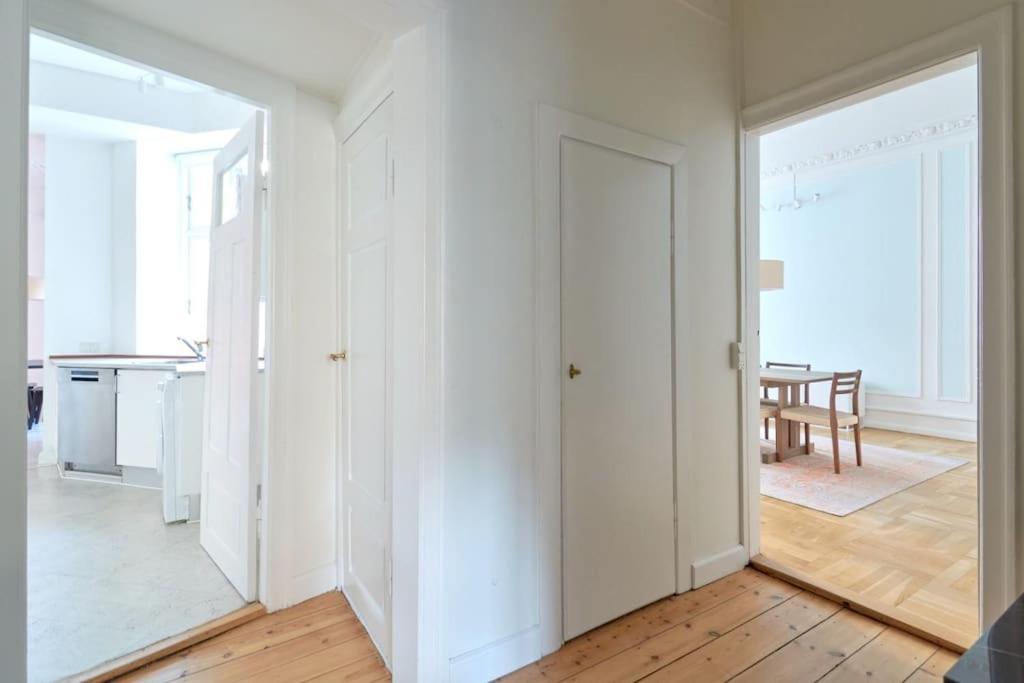 Moderen And Sleek 3Br With Bath By The Lakes And Metro Kopenhagen Bagian luar foto