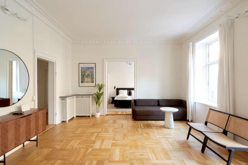 Moderen And Sleek 3Br With Bath By The Lakes And Metro Kopenhagen Bagian luar foto