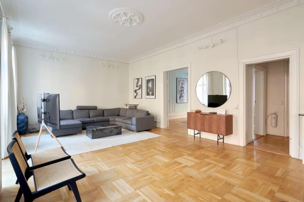 Moderen And Sleek 3Br With Bath By The Lakes And Metro Kopenhagen Bagian luar foto