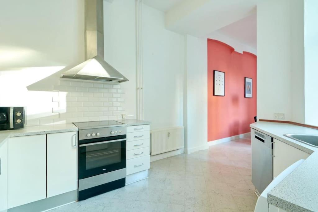 Moderen And Sleek 3Br With Bath By The Lakes And Metro Kopenhagen Bagian luar foto