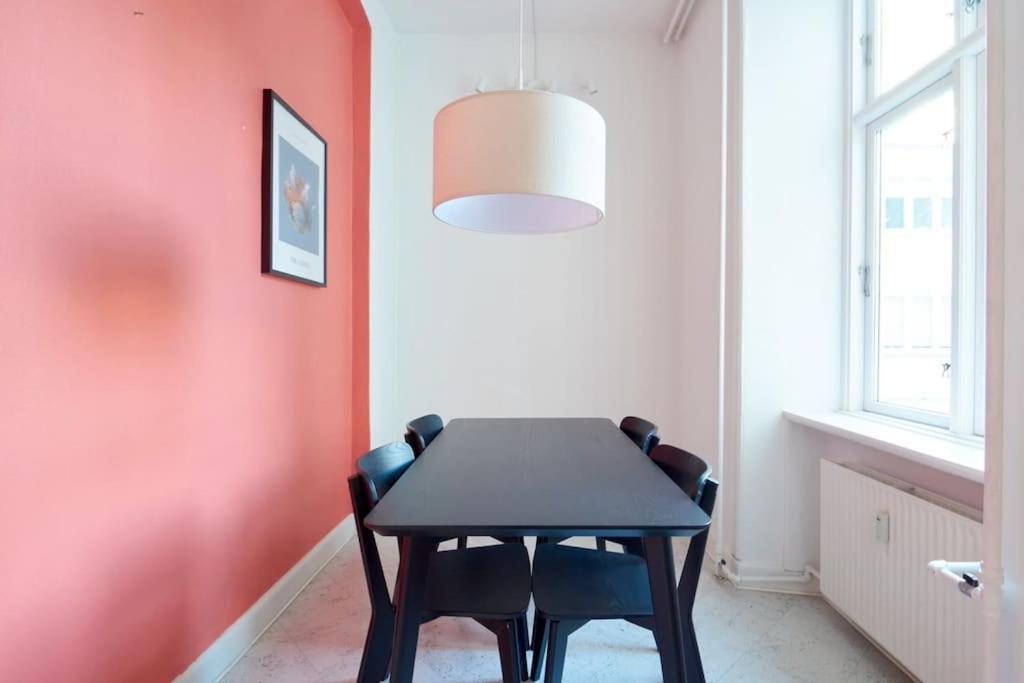 Moderen And Sleek 3Br With Bath By The Lakes And Metro Kopenhagen Bagian luar foto