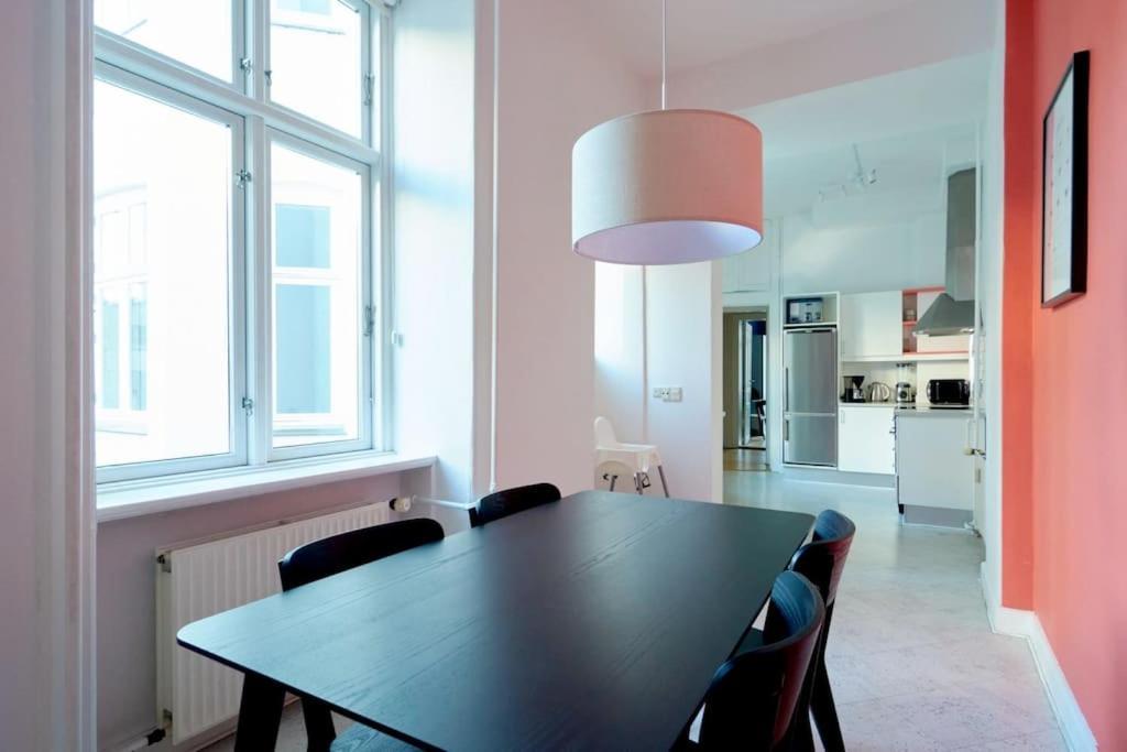 Moderen And Sleek 3Br With Bath By The Lakes And Metro Kopenhagen Bagian luar foto